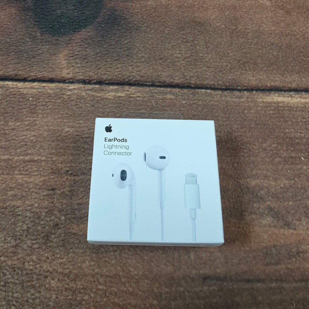 Apple EarPods Headphones Unisex OS White New Lightning Connector MMTN2AM/A